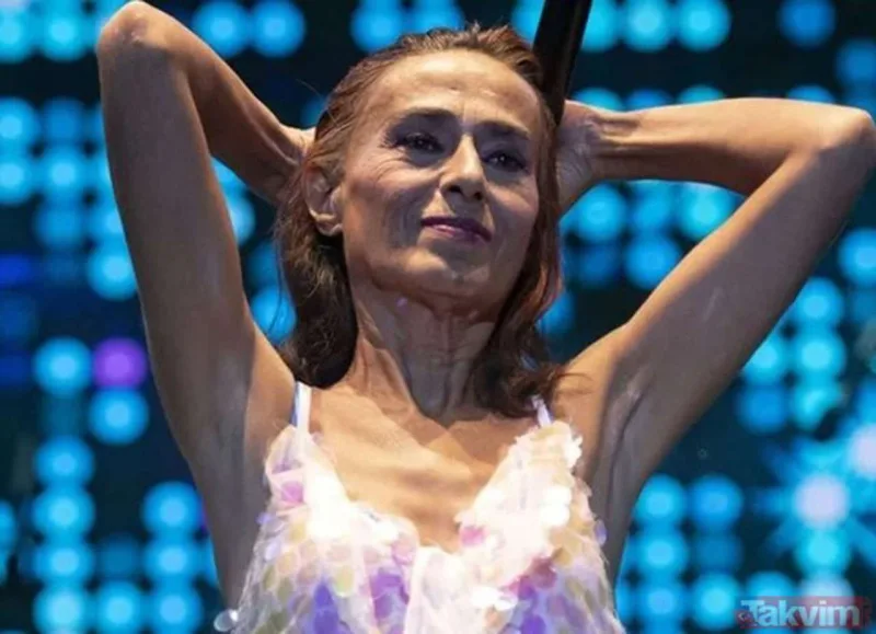 Konsertdə geyimi cırıldı