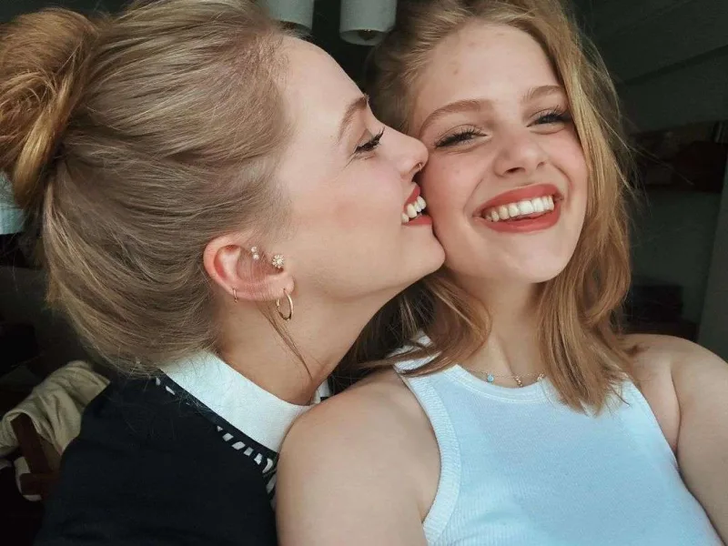 İpeyin bacısı ilə bənzərliyi gündəm oldu