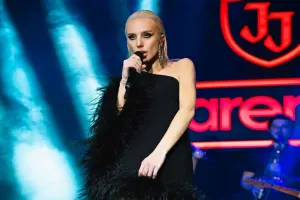 Səhnələrə geri qayıdır