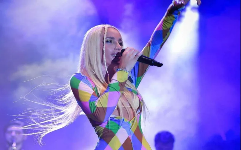 Səhnələrə geri qayıdır