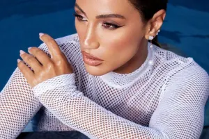 Röya konsertlərini təxirə saldı