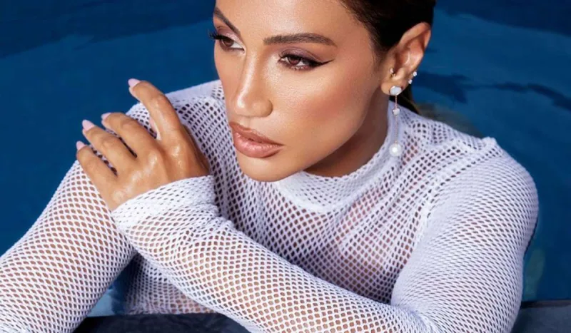 Röya konsertlərini təxirə saldı