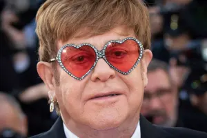 Elton Con oğlunu səhnəyə çıxarır
