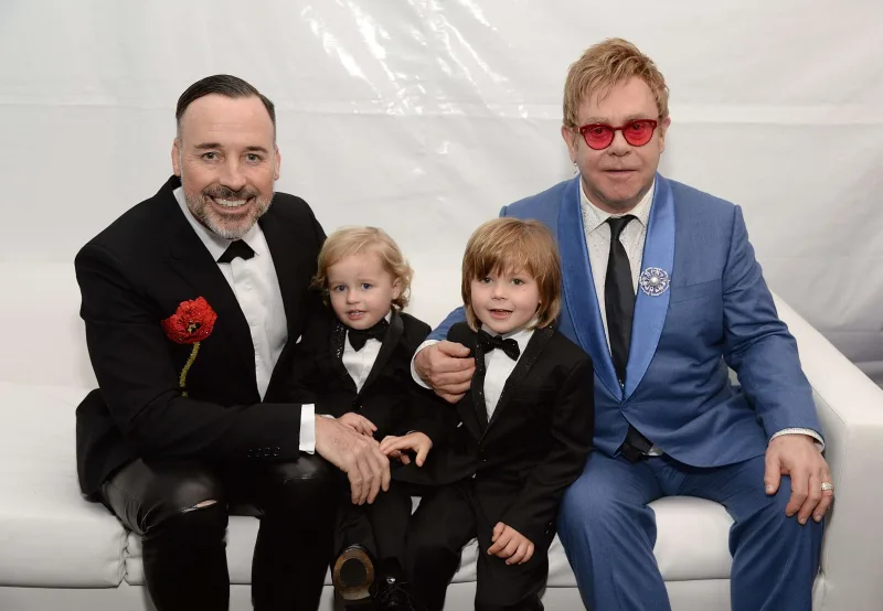 Elton Con oğlunu səhnəyə çıxarır