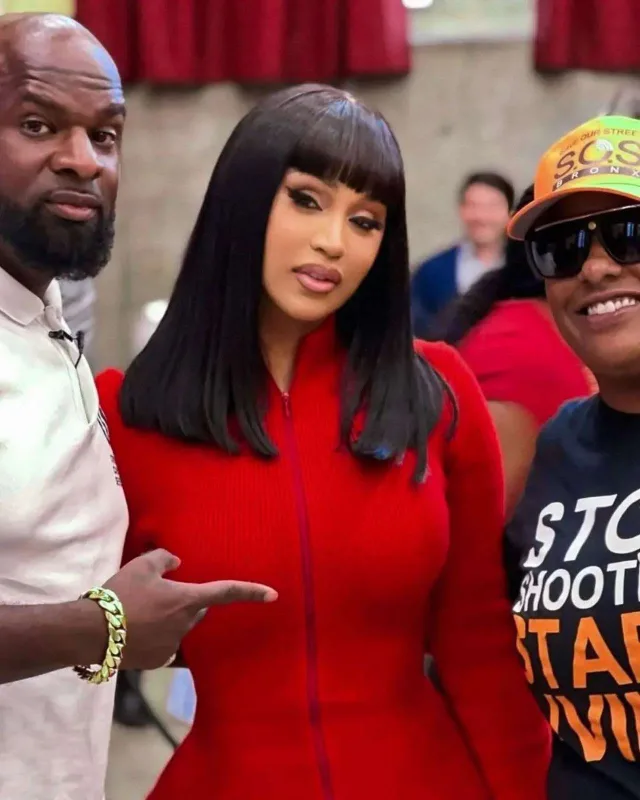 Oxuduğu məktəbə 100 min dollar bağışladı