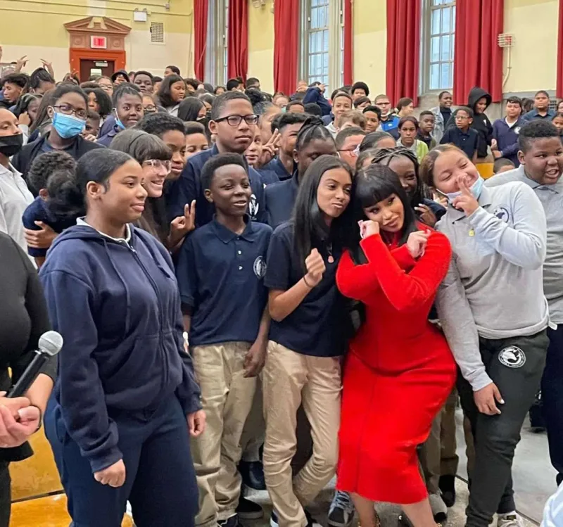 Oxuduğu məktəbə 100 min dollar bağışladı