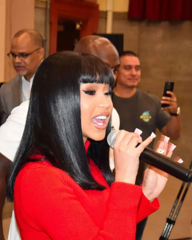 Oxuduğu məktəbə 100 min dollar bağışladı