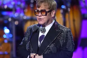 Elton Con musiqi ilə vidalaşır
