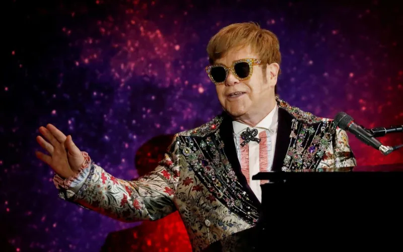 Elton Con musiqi ilə vidalaşır