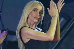 50 konsertini ləğv etdi