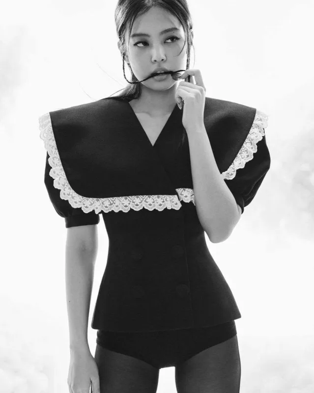 “Blackpink” ulduzu “Elle” üçün kamera qarşısında