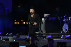 Qazandığını bu vəqflərə bağışladı