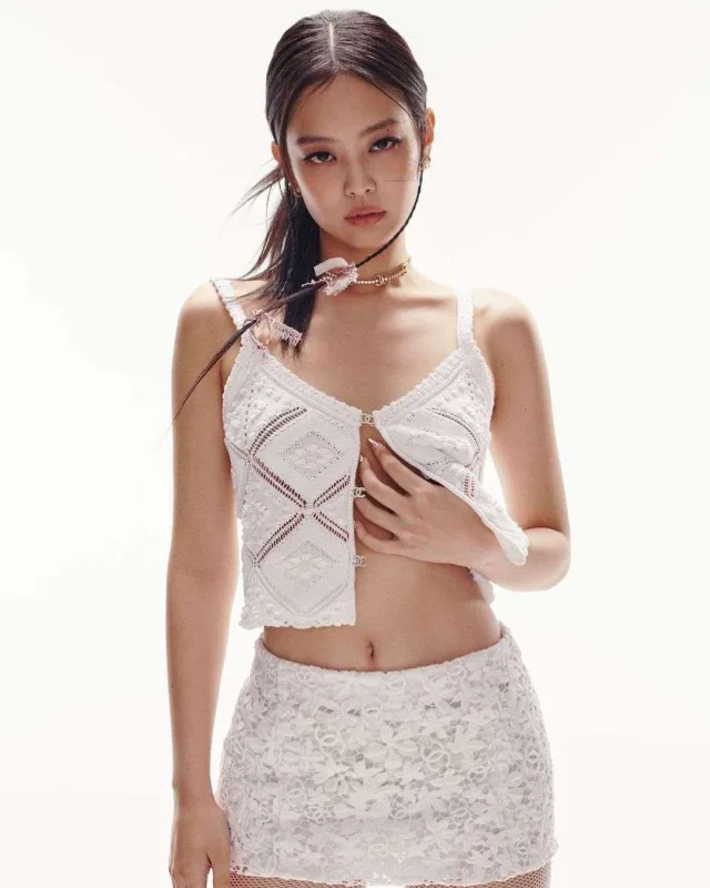 “Blackpink” ulduzu “Elle” üçün kamera qarşısında