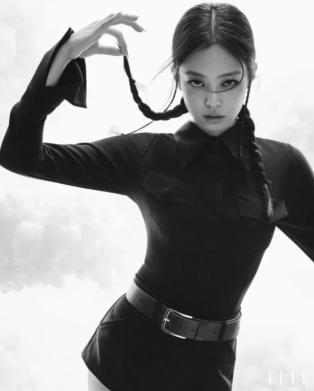 “Blackpink” ulduzu “Elle” üçün kamera qarşısında