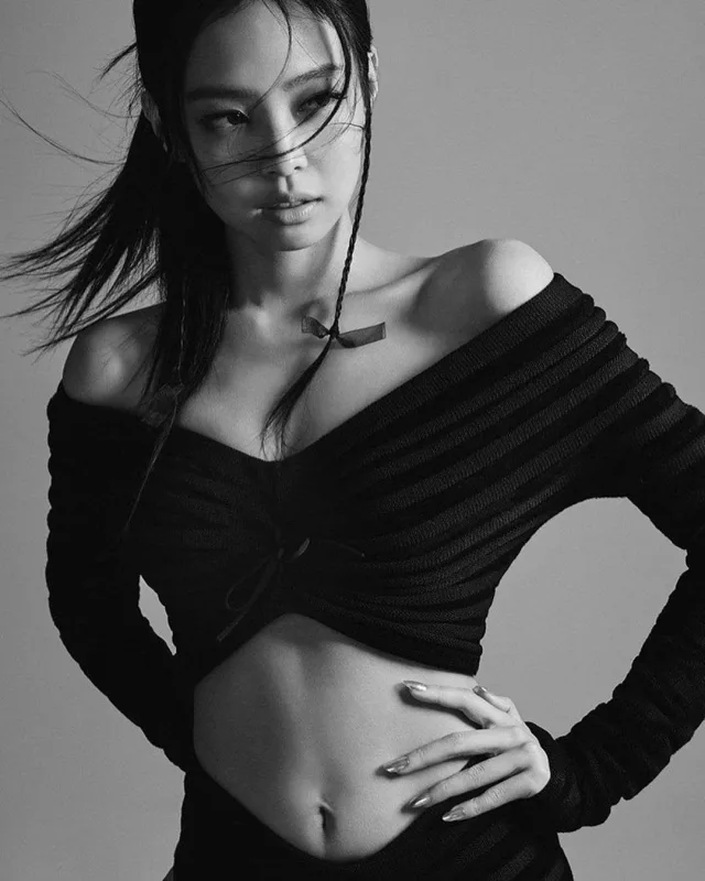 “Blackpink” ulduzu “Elle” üçün kamera qarşısında