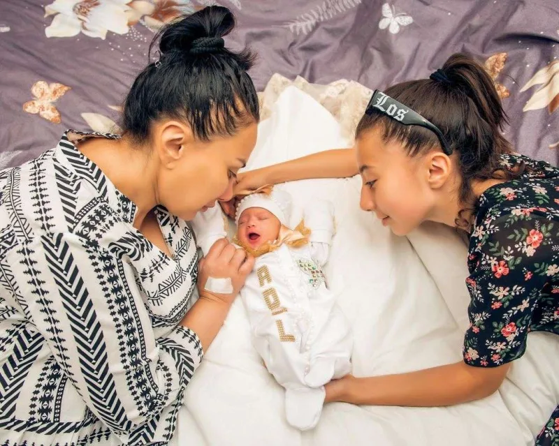 Qızının üzünü ilk dəfə göstərdi