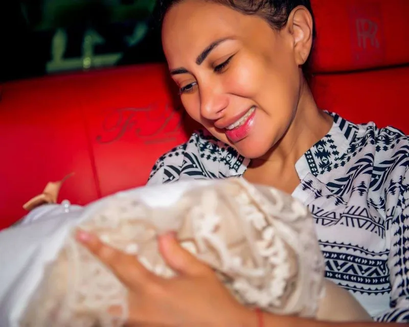 Qızının üzünü ilk dəfə göstərdi