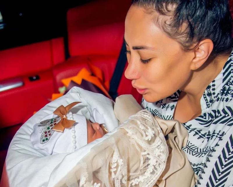 Qızının üzünü ilk dəfə göstərdi