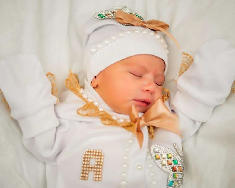 Qızının üzünü ilk dəfə göstərdi