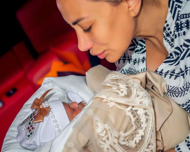 Qızının üzünü ilk dəfə göstərdi