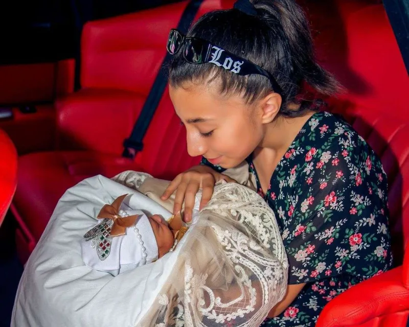 Qızının üzünü ilk dəfə göstərdi