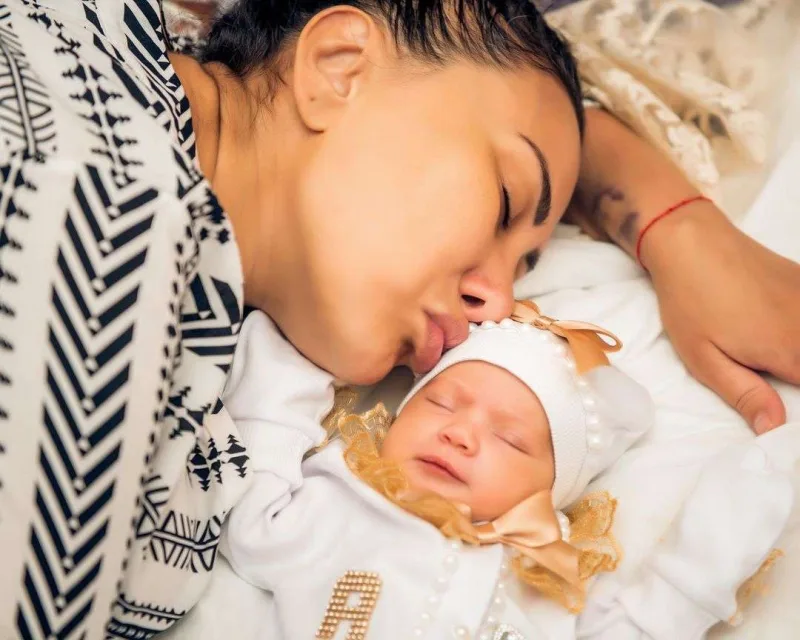 Qızının üzünü ilk dəfə göstərdi