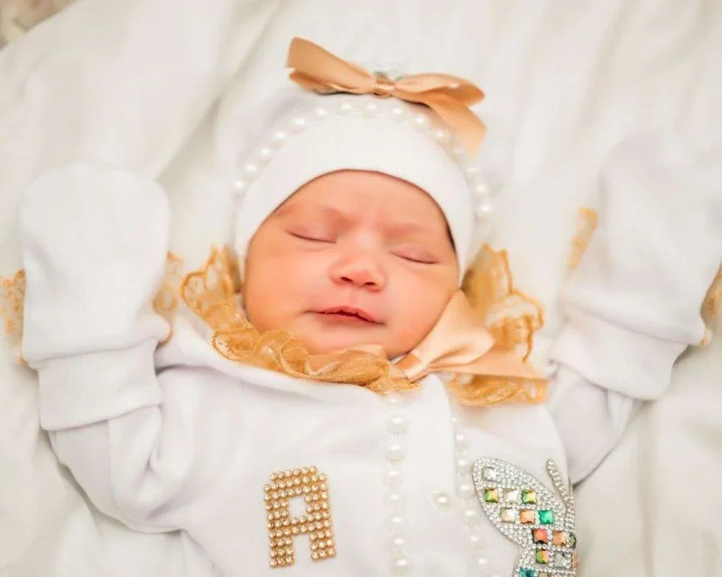 Qızının üzünü ilk dəfə göstərdi