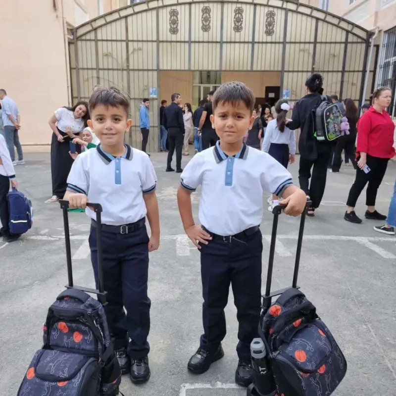 Bəyimxanım həyat yoldaşı və əkizləri ilə