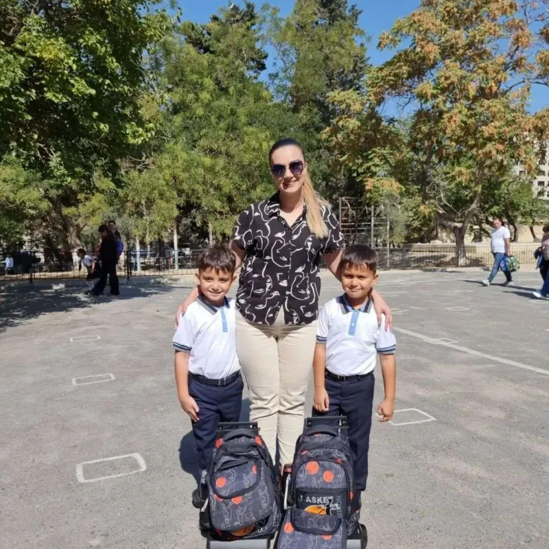 Bəyimxanım həyat yoldaşı və əkizləri ilə