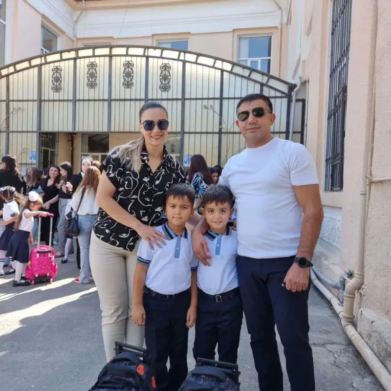 Bəyimxanım həyat yoldaşı və əkizləri ilə