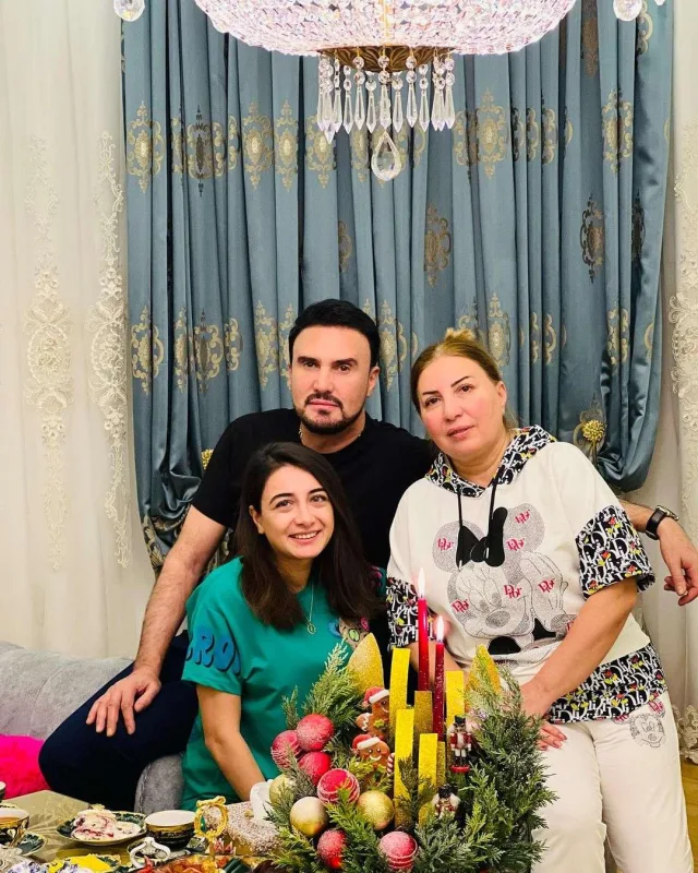 Nadirdən ailəsiylə bayram paylaşımı