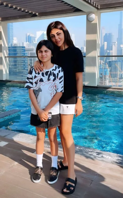 Gülay qızıyla Dubaya yollandı