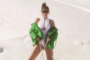 Demet qarda yarıçılpaq poza verdi