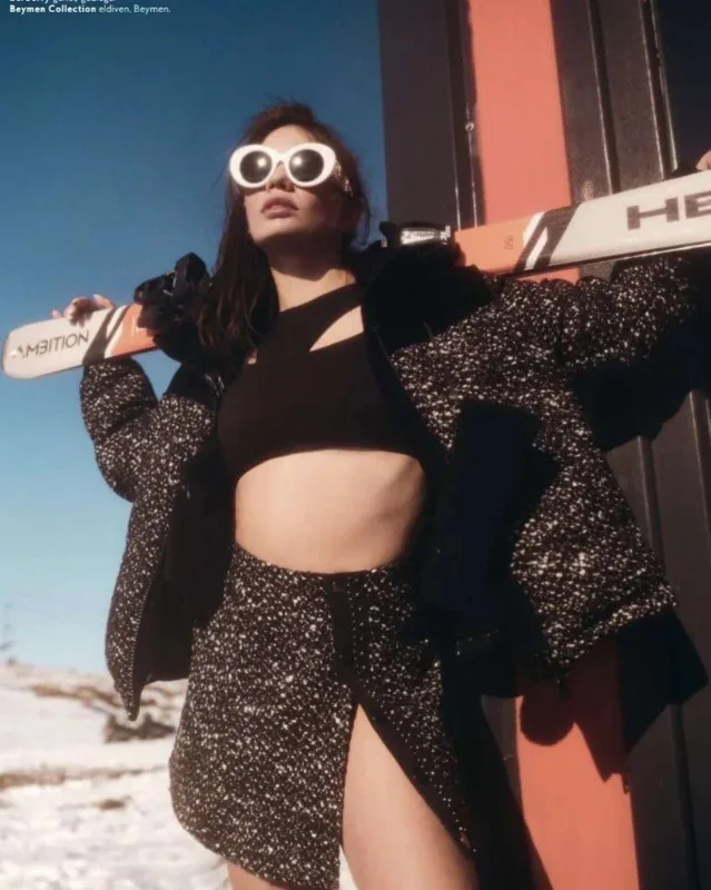 Demet qarda yarıçılpaq poza verdi