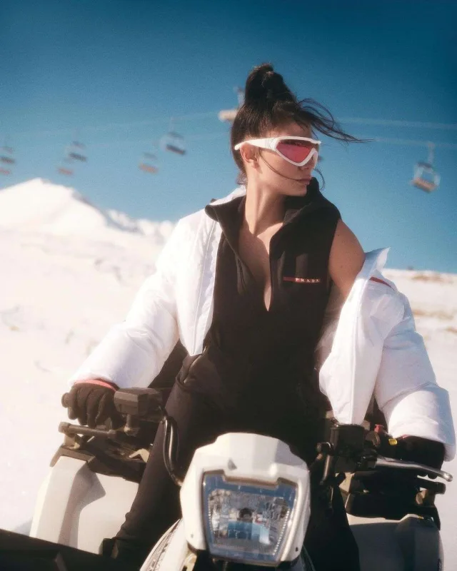 Demet qarda yarıçılpaq poza verdi