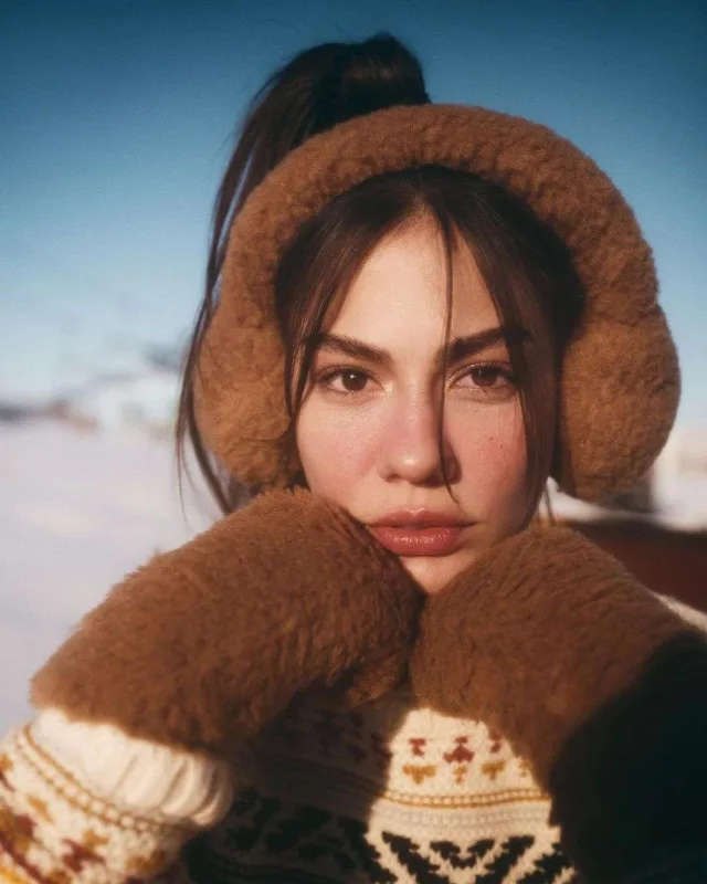 Demet qarda yarıçılpaq poza verdi