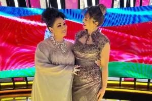 “Xalq ulduzu”nda geyindiyi libası ona bağışladı