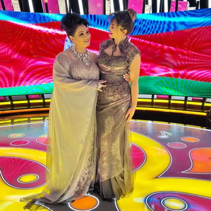 “Xalq ulduzu”nda geyindiyi libası ona bağışladı