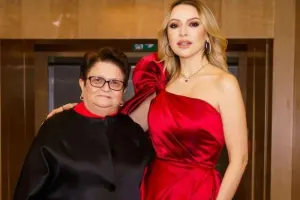 Qızına dəstək olmağa gəlir