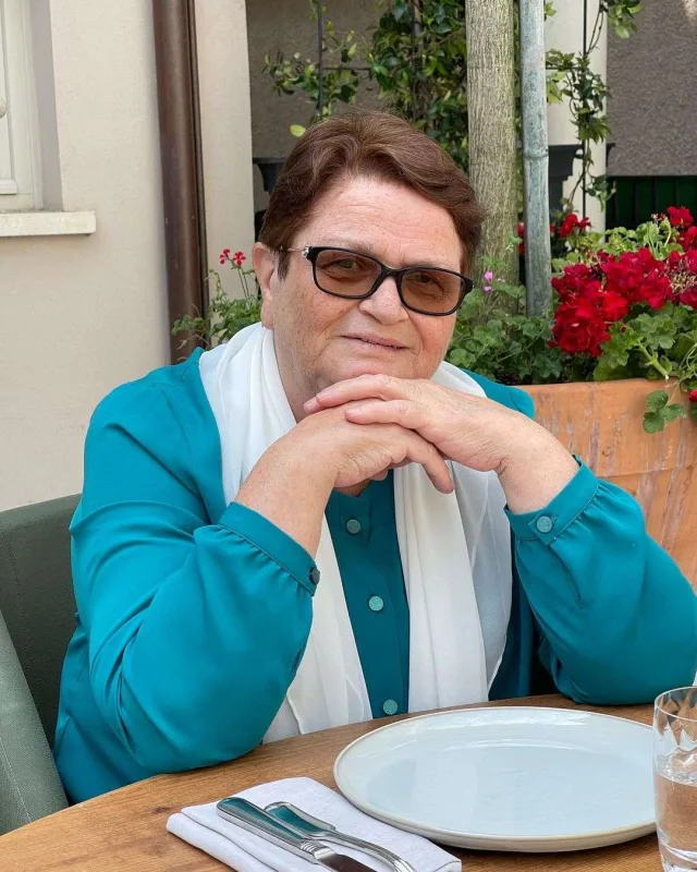 Qızına dəstək olmağa gəlir