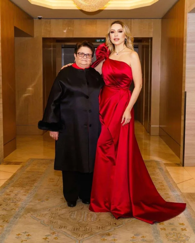 Qızına dəstək olmağa gəlir