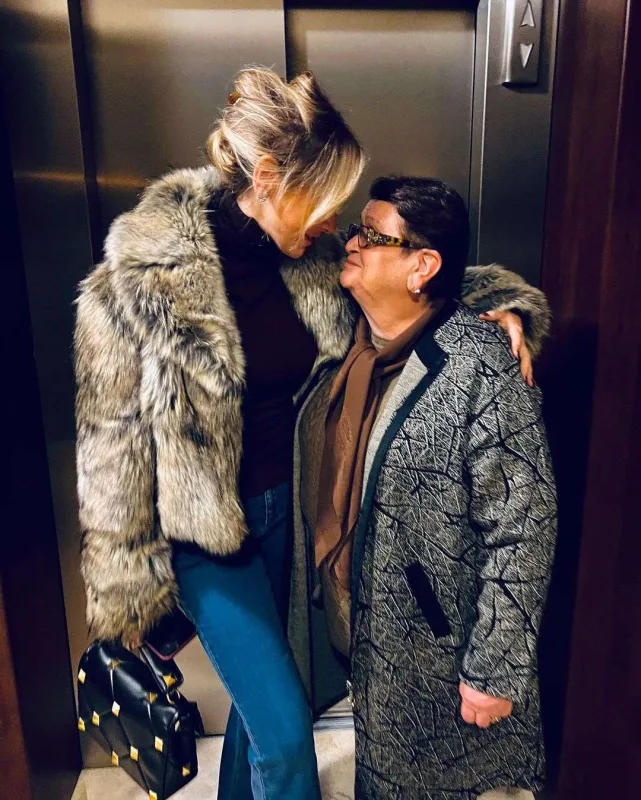 Qızına dəstək olmağa gəlir