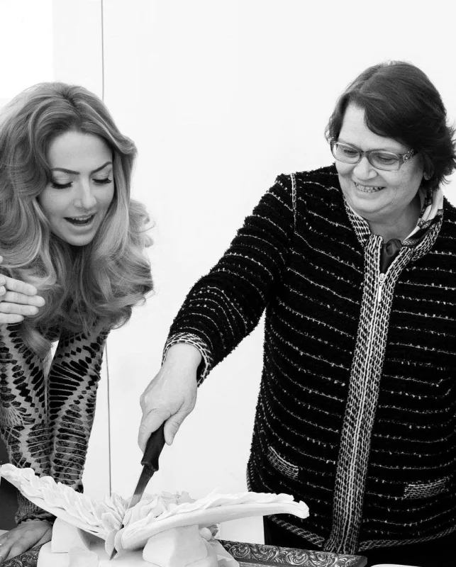 Qızına dəstək olmağa gəlir