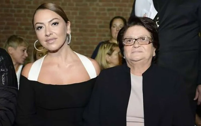 Qızına dəstək olmağa gəlir