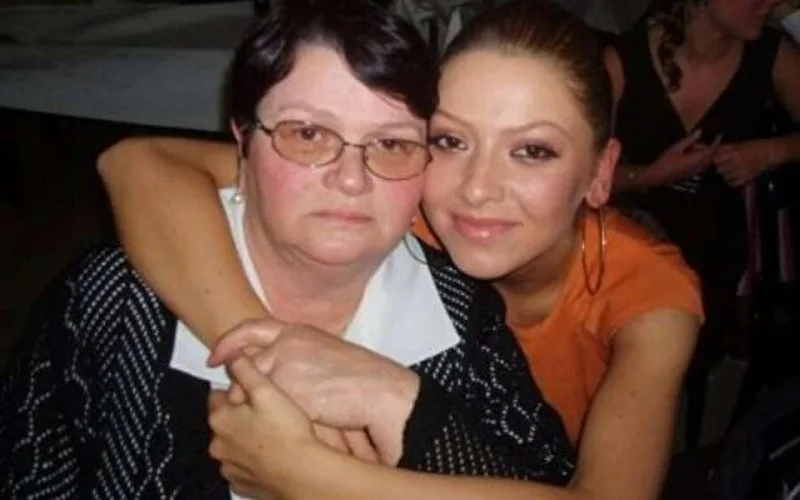 Qızına dəstək olmağa gəlir