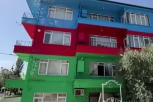 Türkiyədə bayrağımızın rənglərində bina