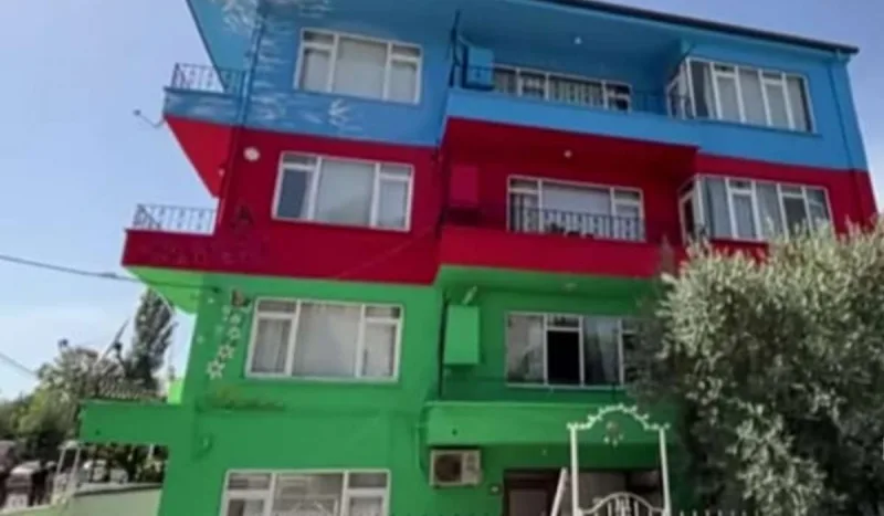 Türkiyədə bayrağımızın rənglərində bina