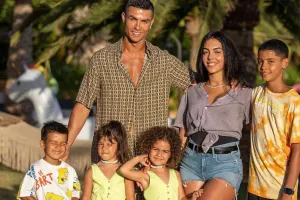 Sevgiliylə bir evdə qalmaq qadağan olunsa da, Ronaldoya güzəşt edildi