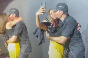 Enrikinin pərəstişkarı ilə öpüşməsi viral oldu