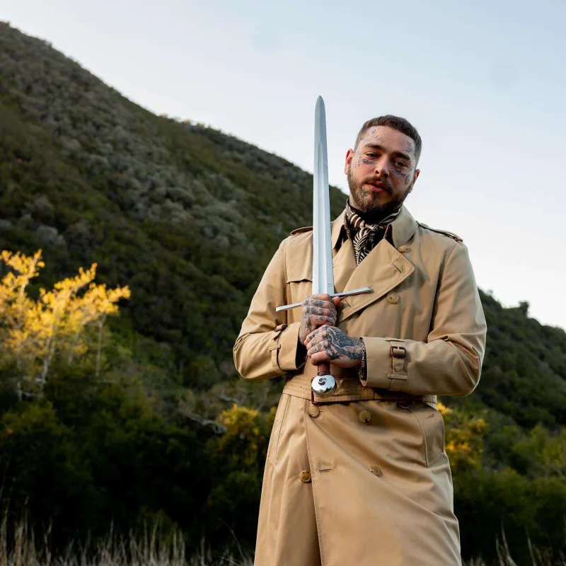 Səhnədə yıxılıb, qabırğalarını sındırdı - VİDEO